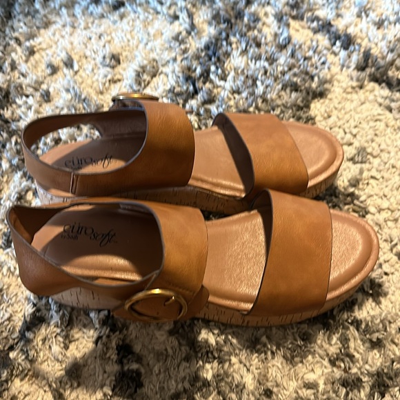 Great quality, sandals, size 11 - Picture 2 of 4